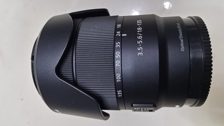 索尼(sony):"镜头收到很新,配上a6400出行很轻便,相比套头焦段和锐度