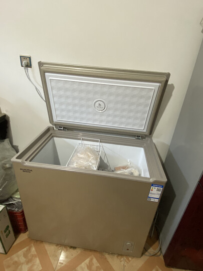 冰柜很不错,空间大,比实体店便宜,快递直接送货上门,很省心