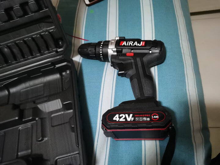 艾瑞泽42vf:"手电钻握在手里的质感很高,劲足,设计人性化!推荐!