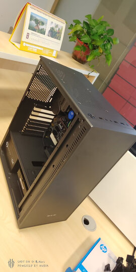 机箱很漂亮,简洁大方.