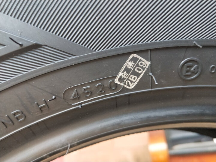 韩泰轮胎活动时买了两条,日期很新,2020年生产的,很满意