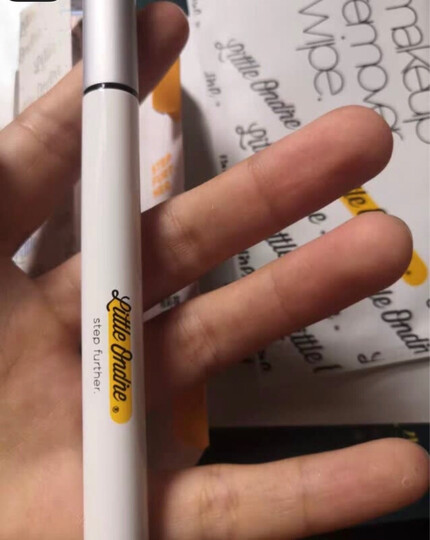 小奥汀眼线液笔:"这款眼线笔挺好用的,笔尖也是比较细,也不会发岔