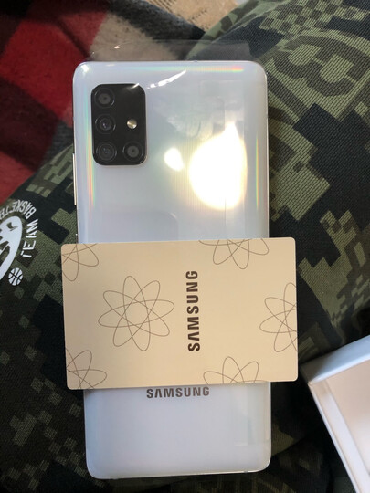 三星galaxy a51:"手机做工不错,屏幕也很细腻,手感也不错.