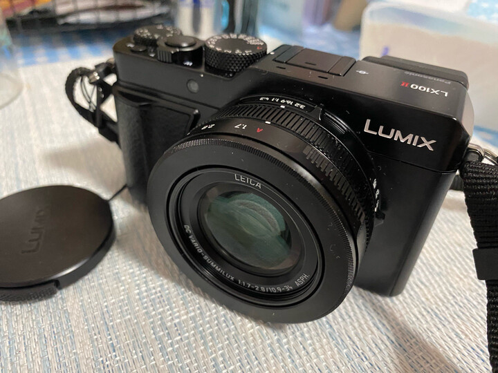 松下lx100m2:"外形外观:我觉得很小巧,女生拿刚刚好,而且很好看嘻嘻嘻