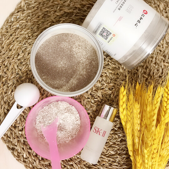 仁和匠心仁和海藻面膜:"用过两次啦 补水效果灰常好 而且好成膜 我用