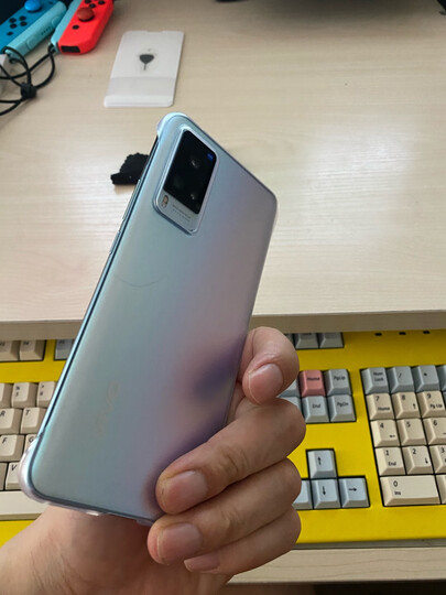 vivox60:"给丈母娘买的手机,希望她能开心,身体健康,手机的造型和速度