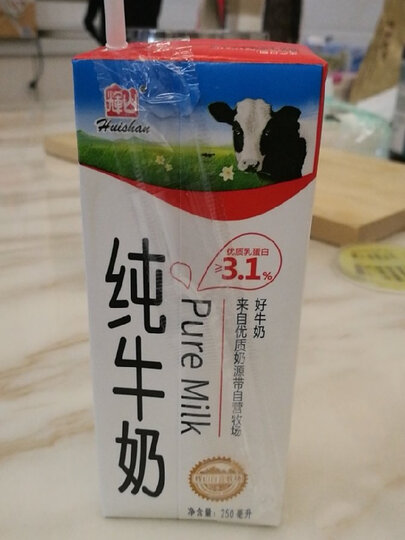 辉山自营牧场纯牛奶:"口味比较像冰激凌.奶味没有很浓.价格每盒在1.