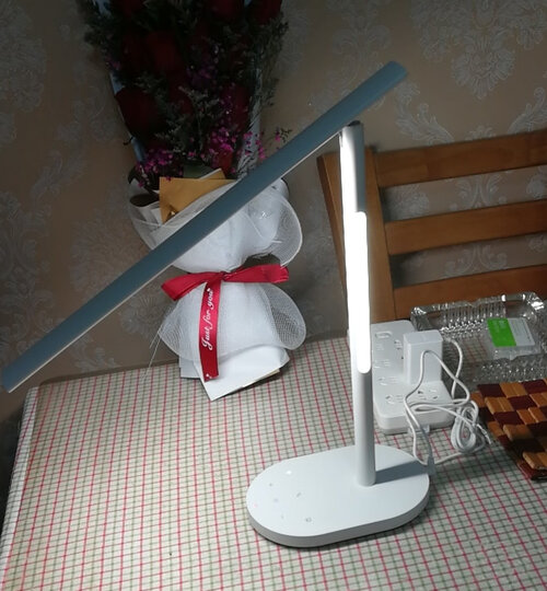 华为的台灯,外观简洁.