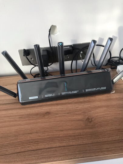 小米ax3600:"好大的路由器呀.比正常的路由器大的多.不错不错,很喜欢.