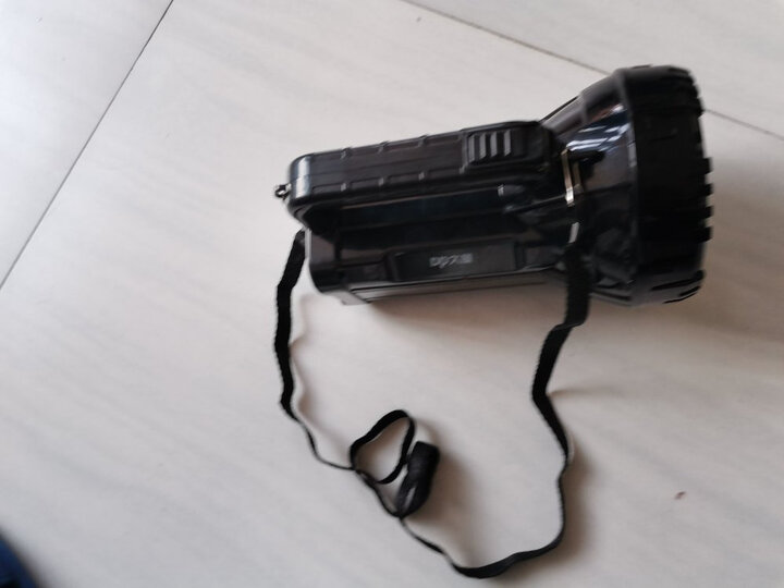 dp久量led-7045:"手电筒个头挺大,但是不重,给老人用的,个头大比较