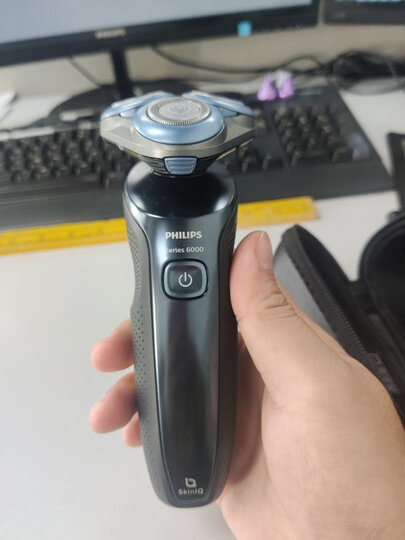 飞利浦s6688:"充电很快,价格划算,剃须感觉很舒服,动力也不差,干净度