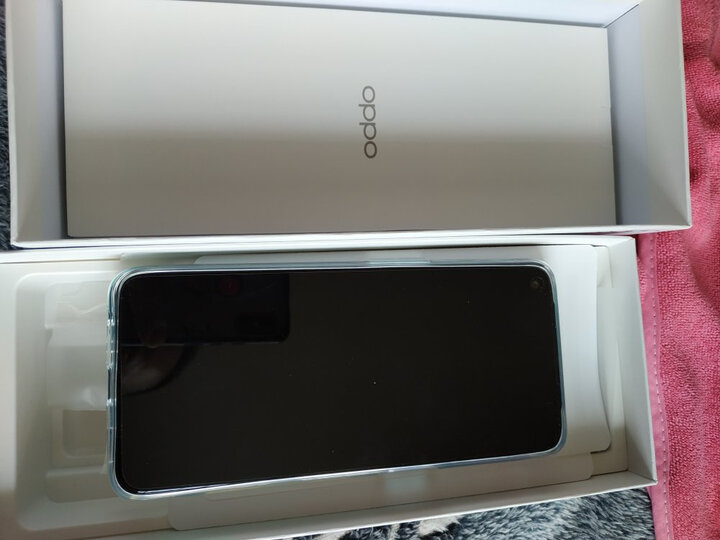 oppoa93:"手机颜色美丽,外观设计大气,音质挺好的,很符合年轻人的"