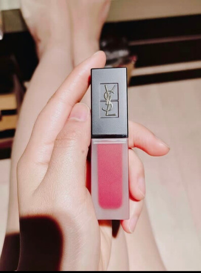圣罗兰天鹅绒唇釉212号:"圣罗兰口红外观的特别漂亮,金色方形外壳