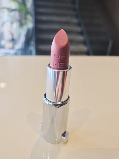 纪梵希纪梵希高定香榭红丝绒唇膏n42:"刚收到就迫不及待的用上了,颜色