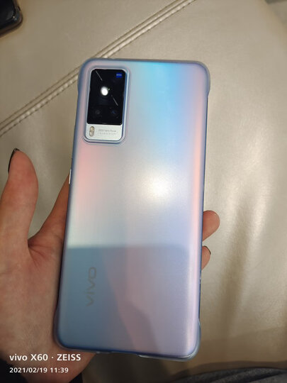 vivox60:"外形外观:颜色看上去不会像图片上分隔那么清晰,过度比较