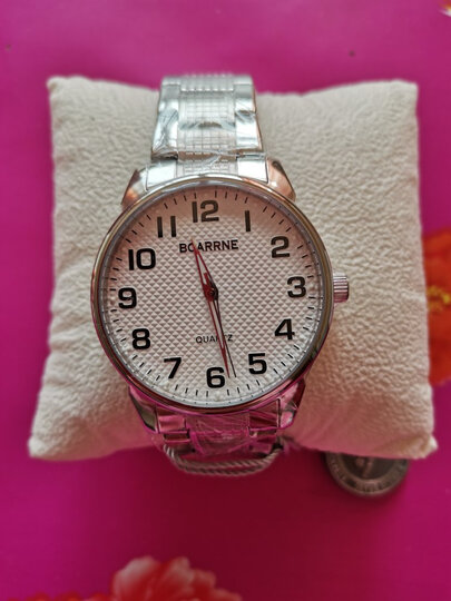 手表很漂亮,老人也很喜欢,尤其是表盘的数字大小正合适,老人.