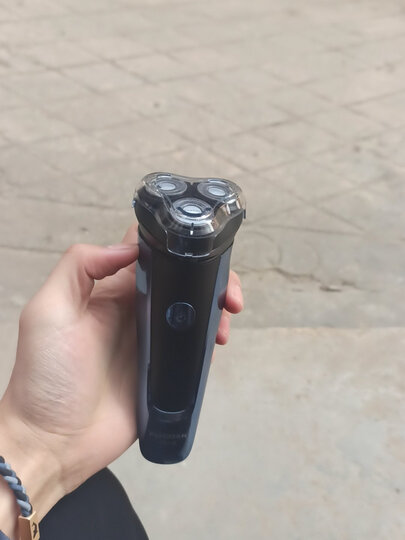 飞科fs318:"剃须刀很棒,质量很好,带电时间也长,很好用,商家很贴心还