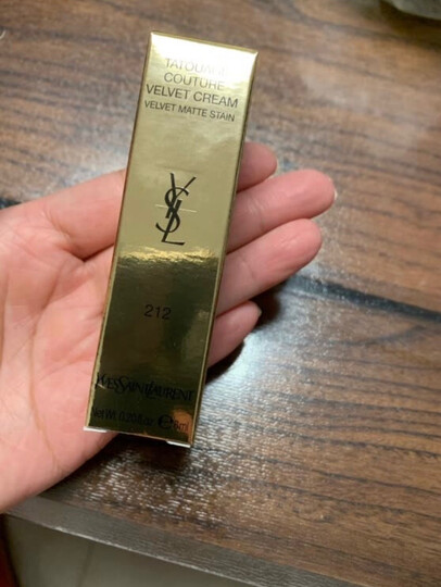 圣罗兰天鹅绒唇釉212号:"圣罗兰口红外观的特别漂亮,金色方形外壳