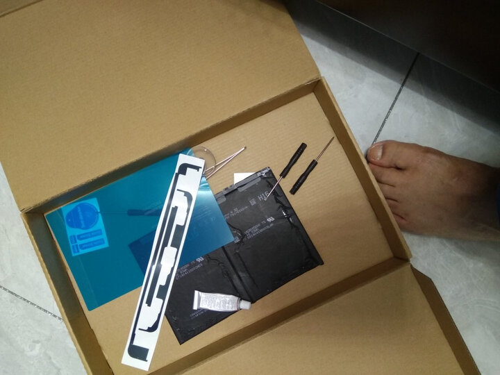 自己动手,客服给发的视频链接,按照视频上的方法安装的电池,完美,感觉