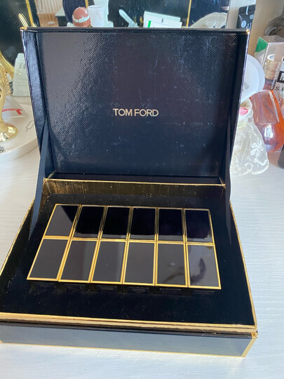 汤姆福特(tom ford):"虽然是晚到的礼物,媳妇挺喜欢的,以后会继续关注