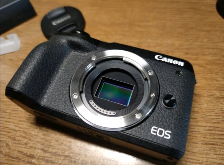 佳能eos m6 mark ii:"首先,称赞下京东的物流,当天下单,第二天一大早