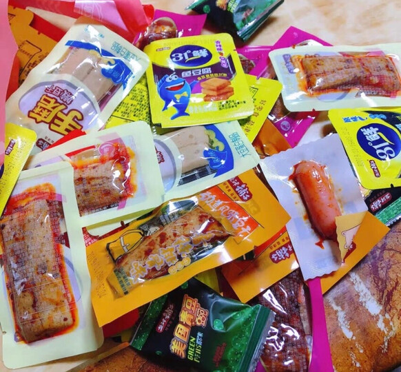 聚会买的,一大包零食.