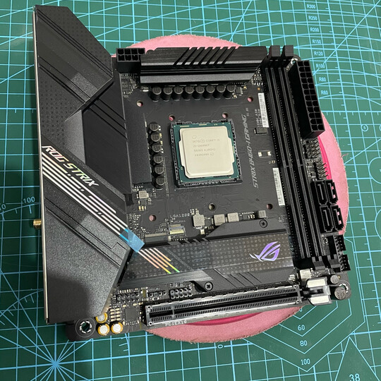 乔思伯umx1 plus:"机箱很重 很小 布局很科学 电源线塞到下面还有和前