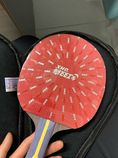 骄猛红v:"还不错,正手狂飙三,反手骄猛红v,第一次自己粘拍,用的无机