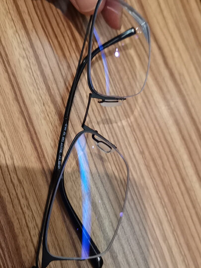 镜片效果一流,镜架也很细.