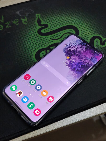 2英寸小屏手机,加上曲面屏,一只手握起来刚刚好,手感很舒服.