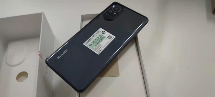 华为(huawei)nova8 5g:"外形外观:相对于mate,nova8更适合我们年轻人