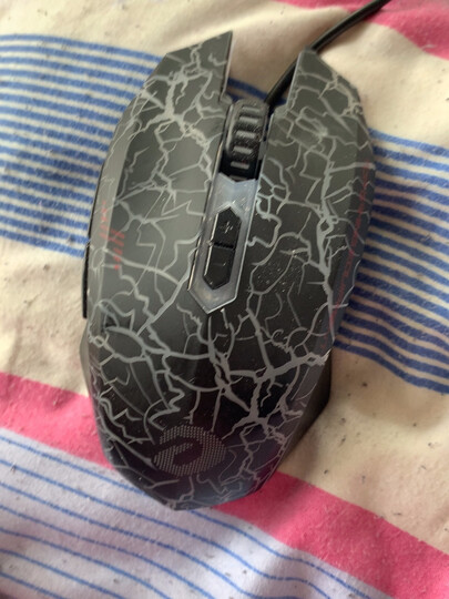 从几年前看小智解说卖的达尔优一代就喜欢这款鼠标,终于用上它了.