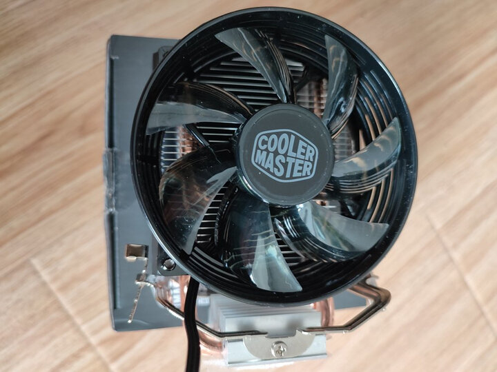 酷冷至尊(coolermaster):"选了这款适合自己小机箱的cpu风扇,用鲁大师