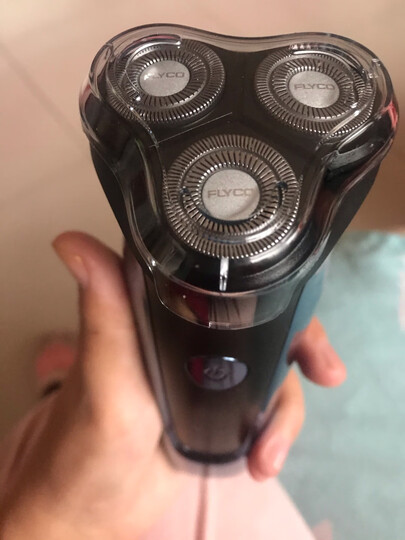 飞科fs318:"样子很高端很喜欢,主要是声音很小,用着很顺手,刮胡子也