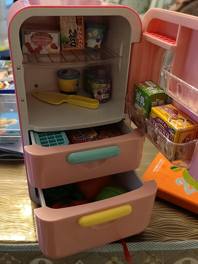 皇室玩具冰箱组:"很漂亮的三层小冰箱,买给儿子的圣诞节礼物,小朋友很