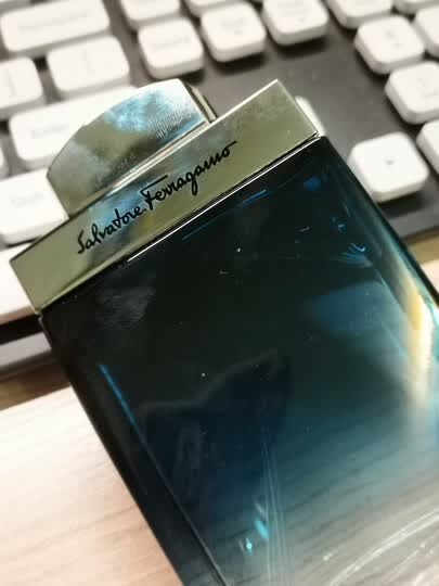 菲拉格慕男士淡香水:"非常漂亮的包装,香水瓶的形状很特别,像个扭动