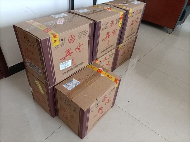 五粮液白酒:"先买了一箱,喝完以后又买了好几箱,便宜实惠口感也还可以