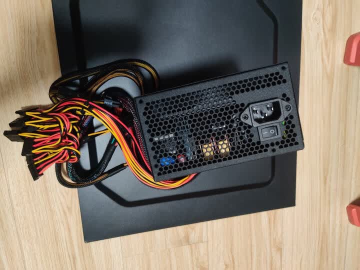 鑫谷gp700g黑金电源:"价格很好,大品牌售后也很有保证,外观很好看