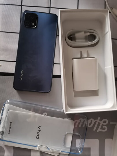 vivoy52s:"非常棒的一款手机,买给爸爸的生日礼物,外形外观:外形好看