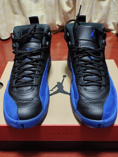 "aj12黑蓝配色,收到以后试穿非常舒适合脚,鞋底q弹,鞋底碳板,不论是