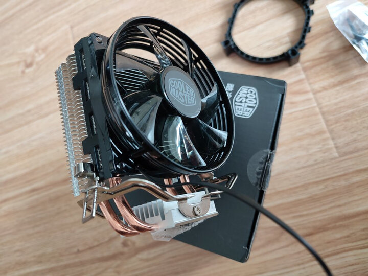 酷冷至尊(coolermaster):"选了这款适合自己小机箱的cpu风扇,用鲁大师