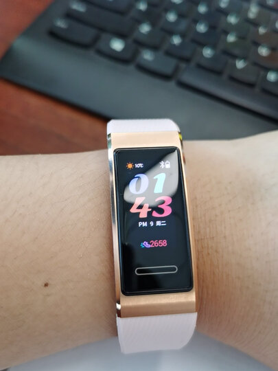 华为手环 4 pro:"在手环和手表直接犹豫了好久,最后决定买手环,手表太