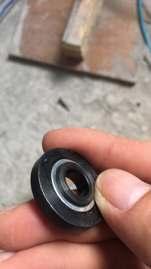 威克士wu800x:"这个锁片的这个凹槽刚好一个垫片的位置,可是去哪找一