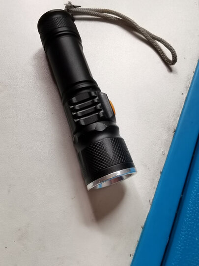 这个手电筒小巧玲珑,小巧玲珑的,特别好用,光线也是特别强的,放在口袋