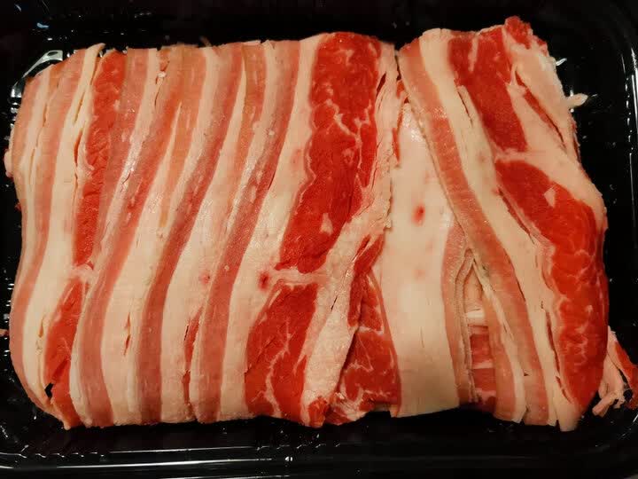 食材生鲜:"肥牛肉切片均匀,肉质新鲜,肥瘦相间,涮火锅后,肥肉融入锅