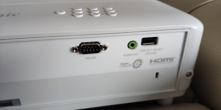 优派px701-4k:"挺不错的,3.3米距离大概有110寸的画面.