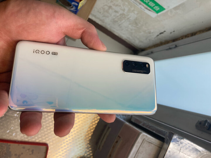 vivoiqoo neo3:"买了第2台了,打开软件速度很快,刚用的时候感觉比苹果