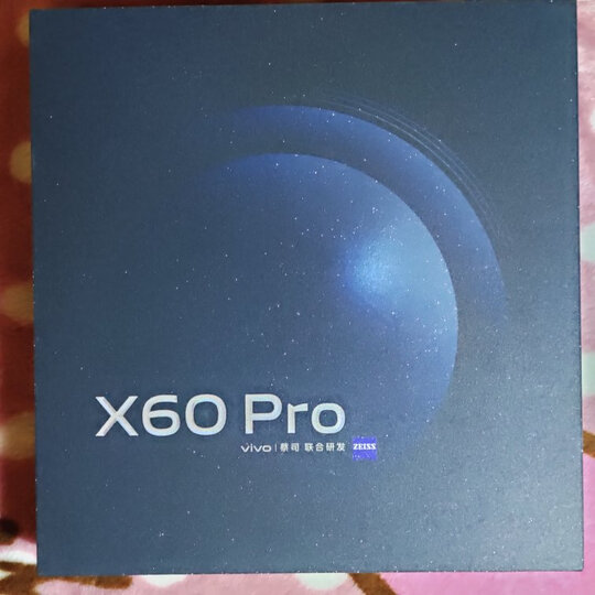 vivox60 pro:"盒子很漂亮,跟星空似的,拍照效果不错,夜晚比之前的1.