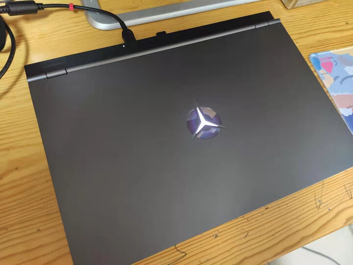 联想legion gears拯救者:"包外形很炫酷,内部空间很大,质感挺好的,就