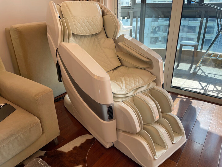 家里客厅摆上按摩椅显